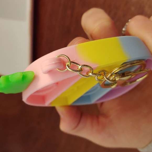 Fidget pop it - pastel tie-dye pineapple keychain - Picture 3 of 3